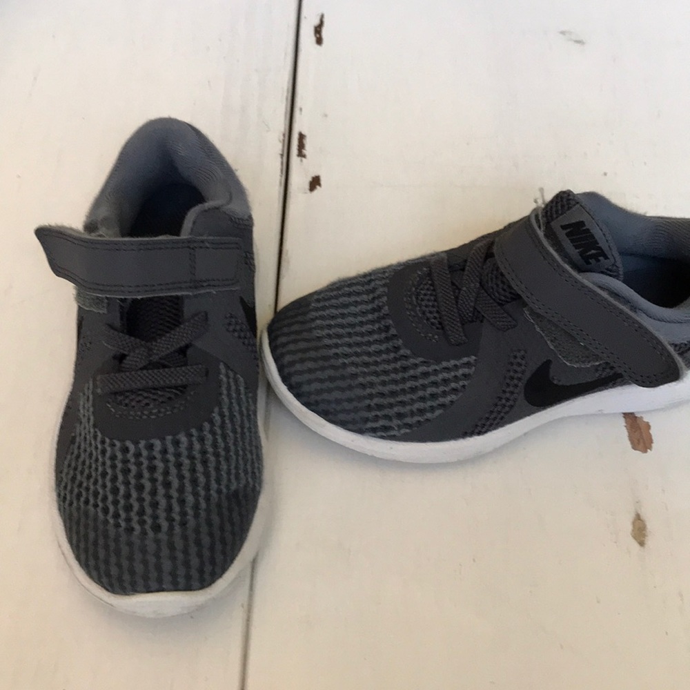 Nike toddler tennis shoe size 9